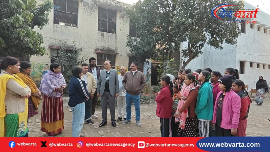 बलरामपुर में सीएमओ डॉ. मुकेश रस्तोगी ने कस्तूरबा गांधी बालिका विद्यालय का निरीक्षण किया