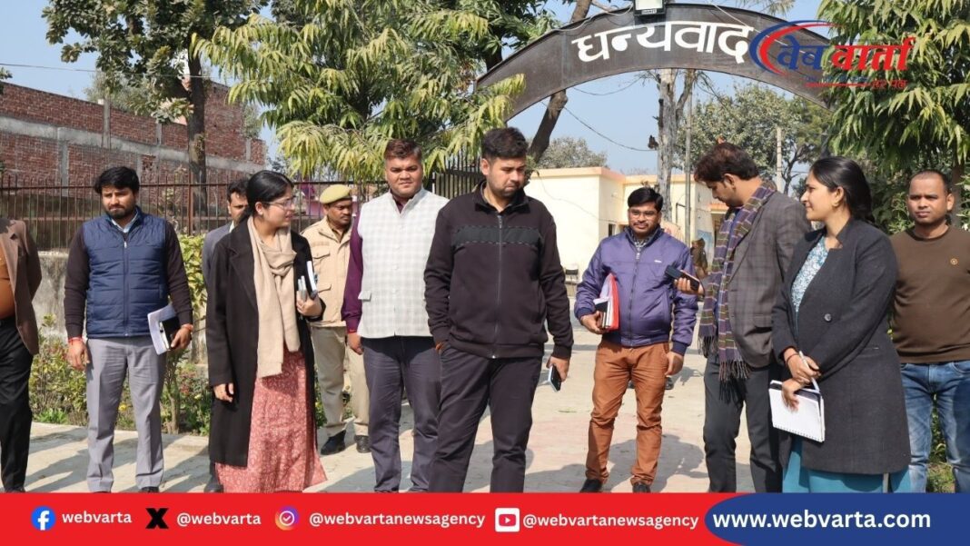 डीएम व सीडीओ बाल संप्रेक्षण गृह निरीक्षण करते हुए