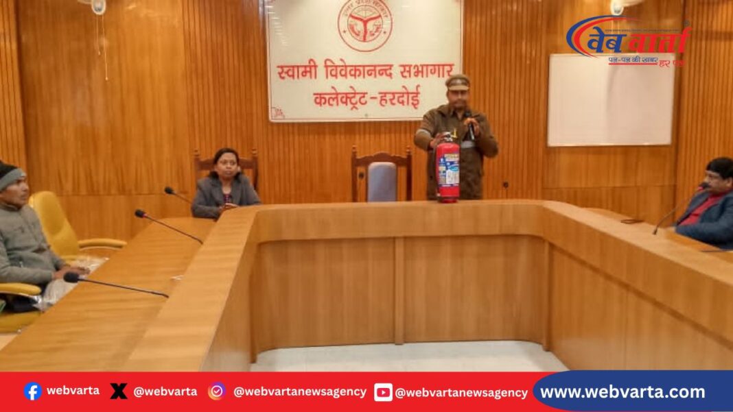 हरदोई कलेक्ट्रेट में आयोजित आपदा प्रबंधन कार्यशाला में अधिकारी Mock Drill की जानकारी देते हुए