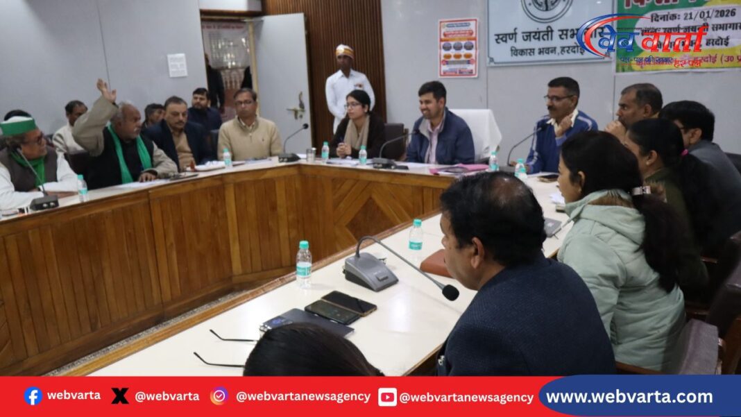 हरदोई में किसान दिवस पर जिलाधिकारी अनुनय झा किसानों को संबोधित करते हुए