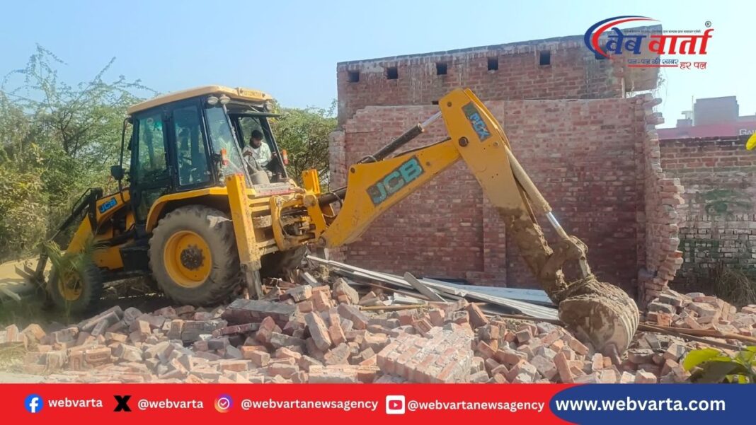 हरदोई में नौनिहालों की वाटिका पर अवैध निर्माण ध्वस्त करते बुलडोजर