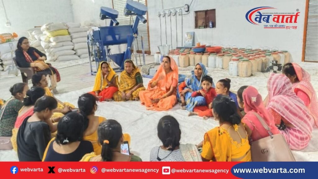 झांसी की प्रवेश कुमारी सौर ऊर्जा से चारा यूनिट चलाती हुईं