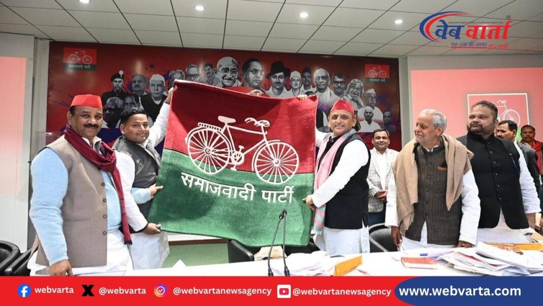 kamil-ansari-gifts-carpet-to-akhilesh-yadav कामिल अंसारी अखिलेश यादव को हस्तनिर्मित कालीन भेंट करते हुए