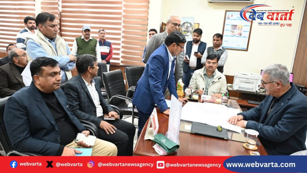 kharkhoda-development-ds-dhesi-review-meeting-master-plan प्रधान सलाहकार डी.एस. ढेसी खरखौदा विकास योजना पर अधिकारियों के साथ बैठक करते हुए