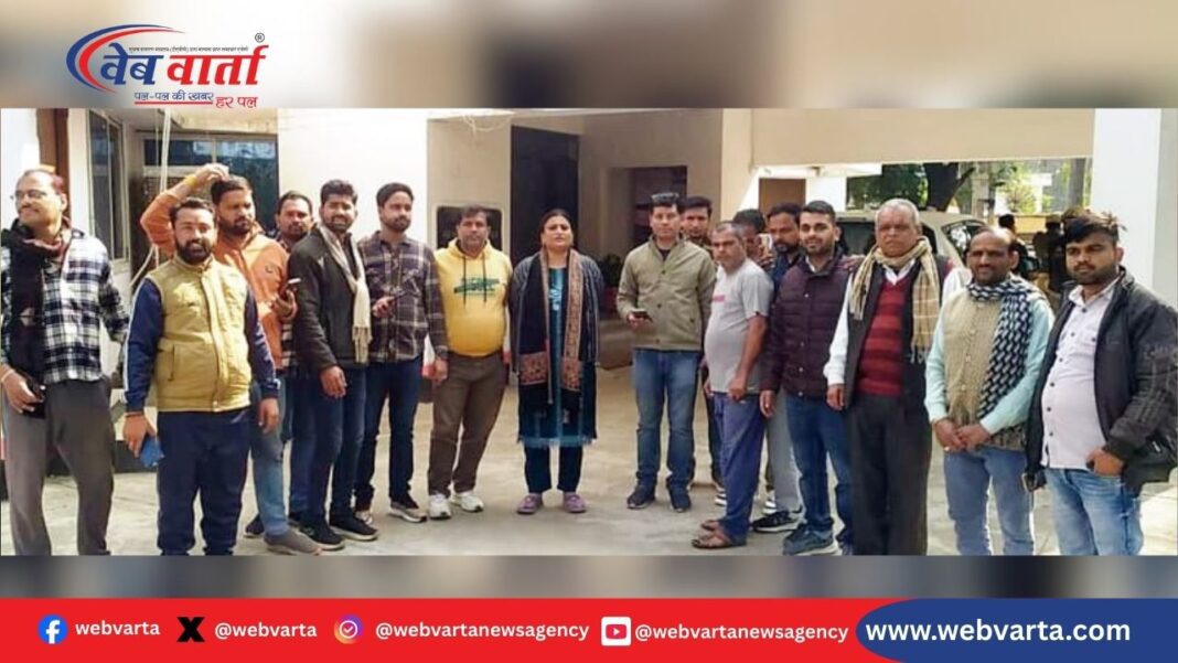 सवर्ण आर्मी एसपी को ज्ञापन सौंपते हुए