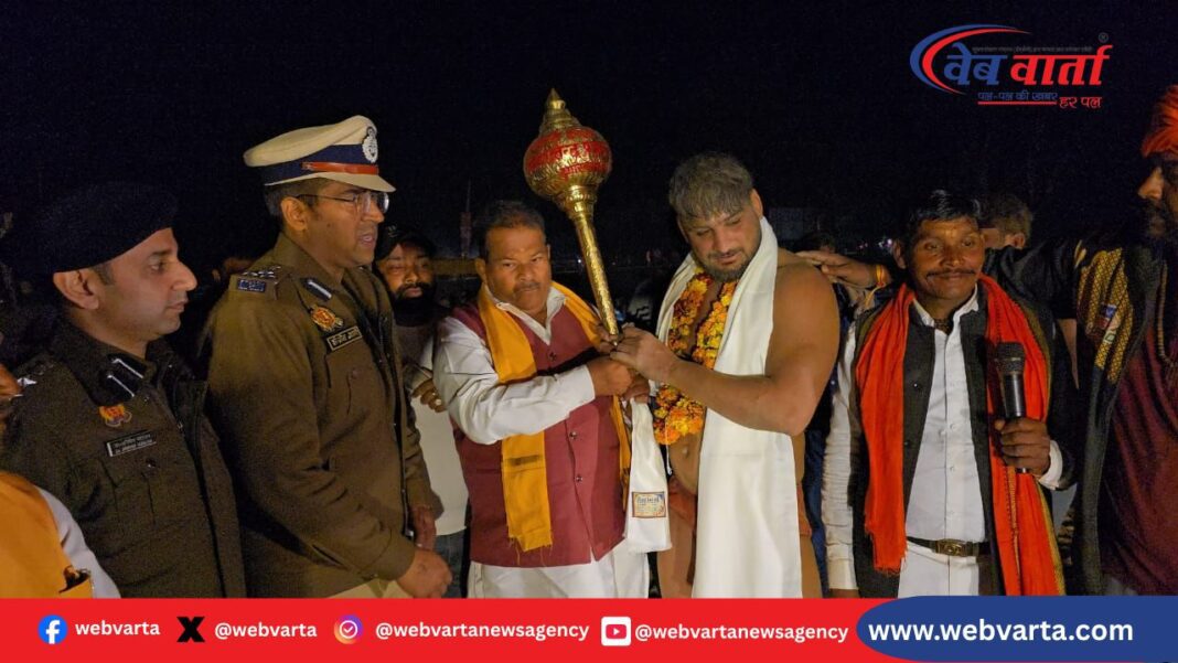 सिद्धार्थनगर के डुमरियागंज में मौनी अमावस्या दंगल में पहलवानों के बीच हुआ फाइनल मुकाबला।