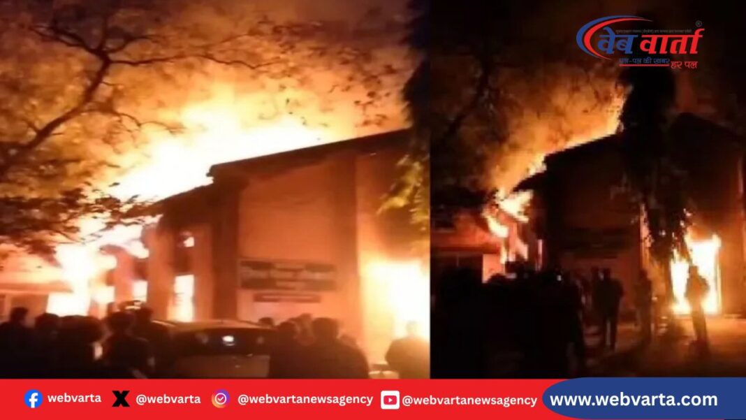 रायपुर जिला शिक्षा अधिकारी कार्यालय में लगी आग से पुराने रिकॉर्ड जलकर नष्ट
