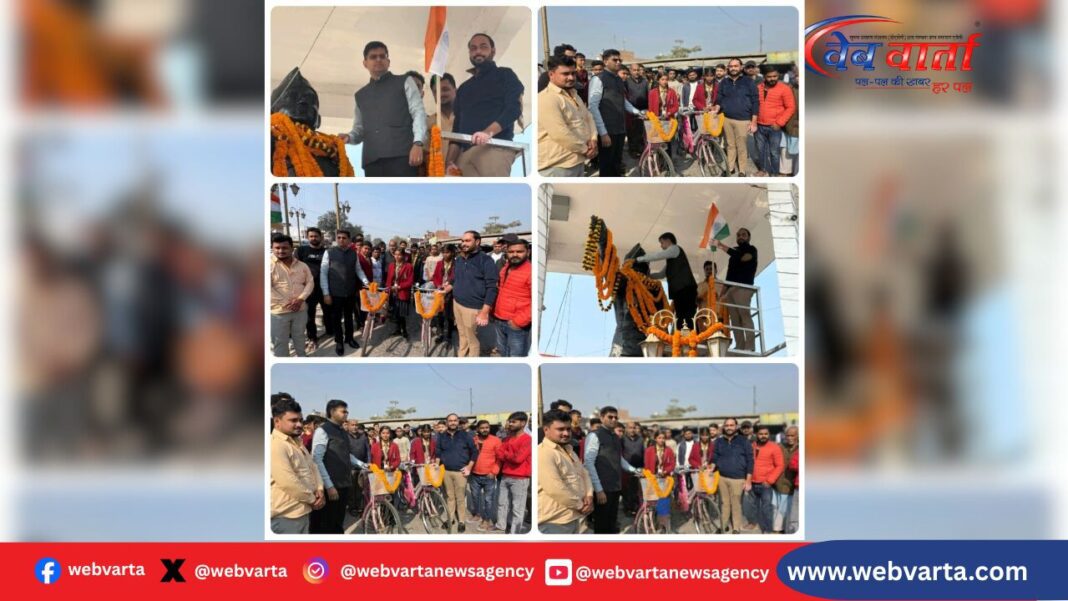 सिद्धार्थनगर में नेताजी सुभाष चंद्र बोस की 125वीं जयंती पर जिलाधिकारी ने प्रतिमा पर माल्यार्पण किया और छात्राओं को साइकिल दी