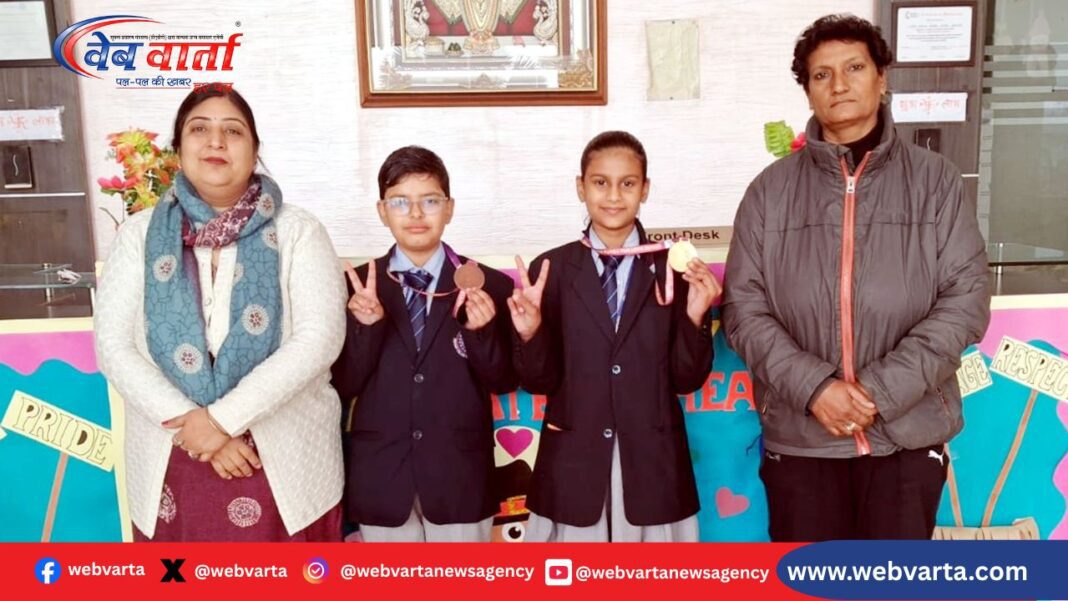 सोनीपत: ज्ञान गंगा ग्लोबल स्कूल की छात्रा वनिशा और अवनी ताइक्वांडो प्रतियोगिता में पदक जीतने के बाद