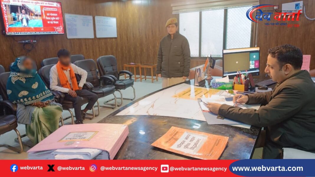 ssp-abhishek-mahajan-jansunwai-siddharthnagar-police सिद्धार्थनगर में एसएसपी डॉ. अभिषेक महाजन जनसुनवाई के दौरान फरियादियों की समस्याएं सुनते हुए