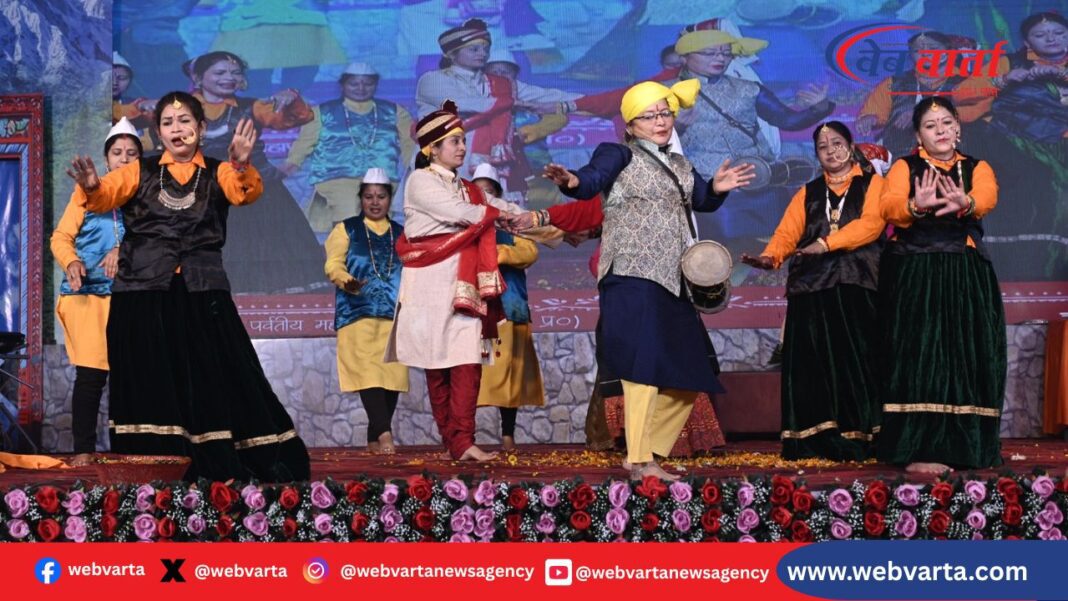 लखनऊ में आयोजित उत्तरायणी कौथिग 2026 में छोलिया नृत्य और लोकगीत प्रस्तुत करते कलाकार