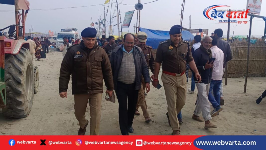 हरदोई के राजघाट मेले की सुरक्षा व्यवस्था का निरीक्षण करते एएसपी सुबोध कुमार गौतम