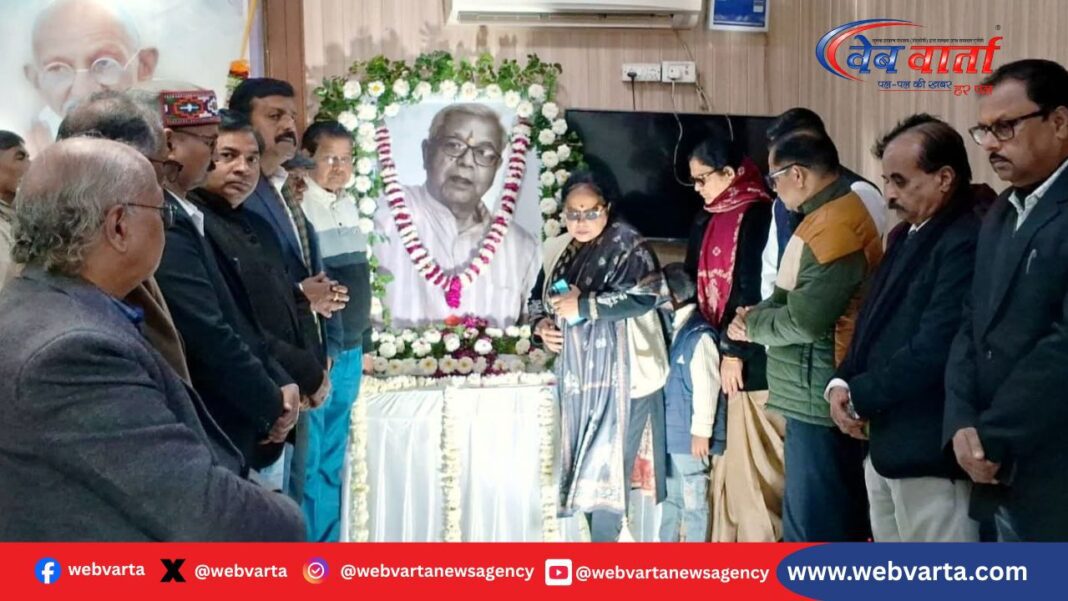 हरदोई में वरिष्ठ पत्रकार अरुणेश वाजपेयी को श्रद्धांजलि देते लोग