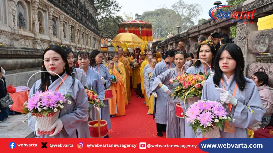 बोधगया के जयश्री बुद्ध विहार में भगवान बुद्ध और उनके शिष्यों के अस्थि कलश के दर्शन करते श्रद्धालु