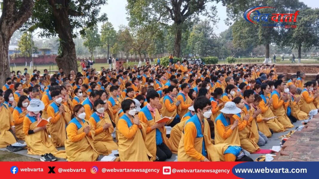 कुशीनगर में बुद्ध परिनिर्वाण स्थली का दर्शन करते कोरियाई बौद्ध श्रद्धालु