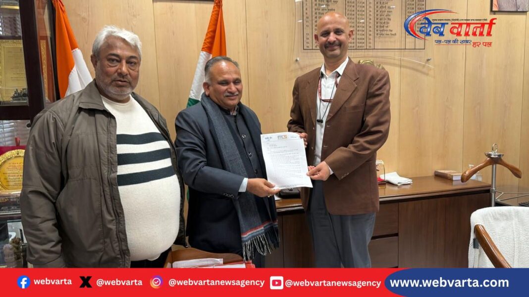 सोनीपत के रेल यात्रियों की समस्याओं को लेकर डीआरएम से मिलते राजीव जैन