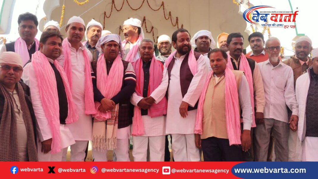 गैसड़ी में जलाली शाह बाबा की मजार पर चादर चढ़ाते विधायक राकेश यादव