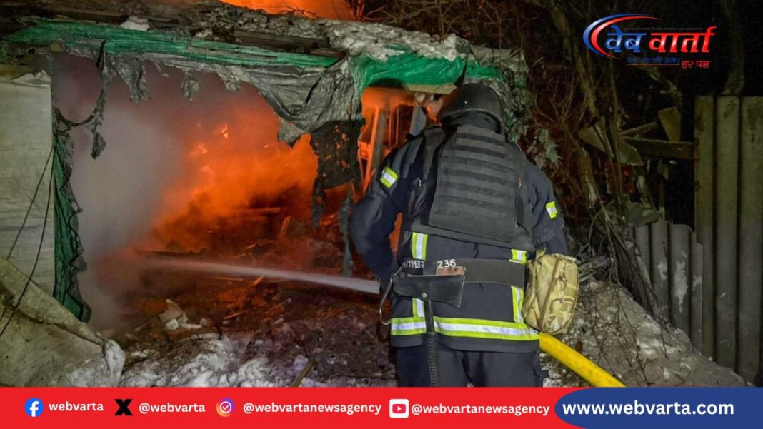 यूक्रेन में रूसी ड्रोन हमले के बाद क्षतिग्रस्त बस और राहत कार्य