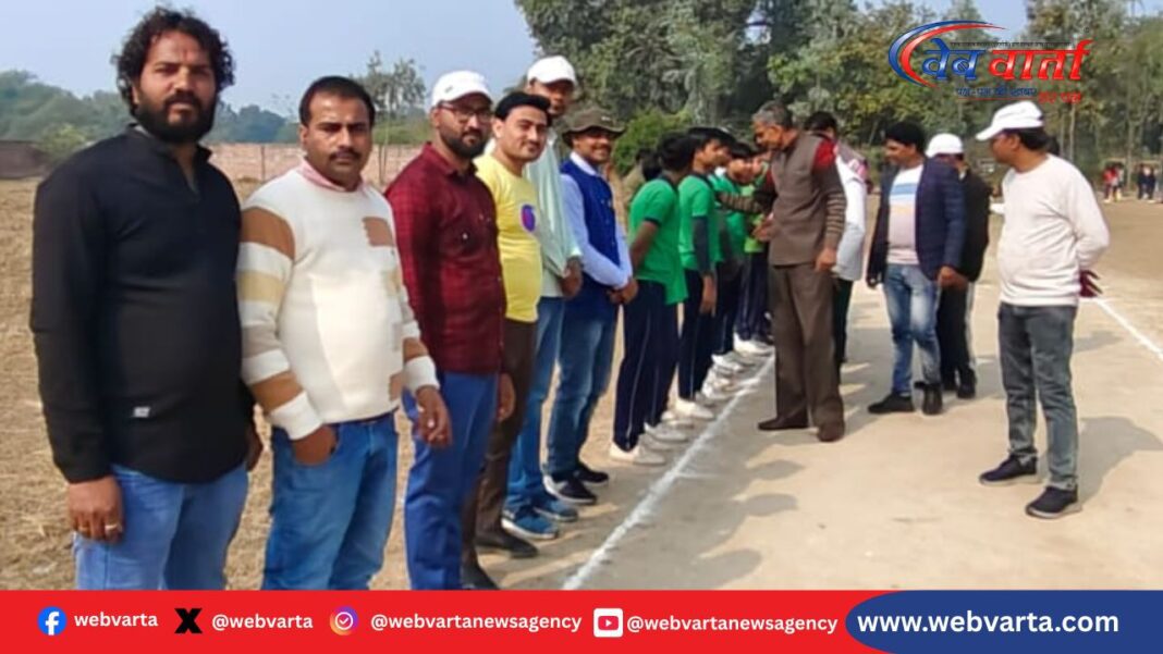 सनशाइन कान्वेंट क्रिकेट टूर्नामेंट कछौना में आयोजित क्रिकेट टूर्नामेंट का शुभारंभ