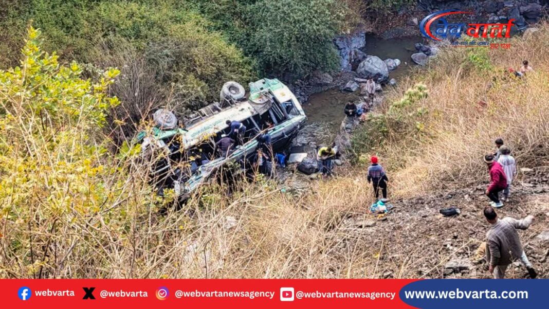 उत्तराखंड के कवाणु में हुए बस हादसे का दृश्य