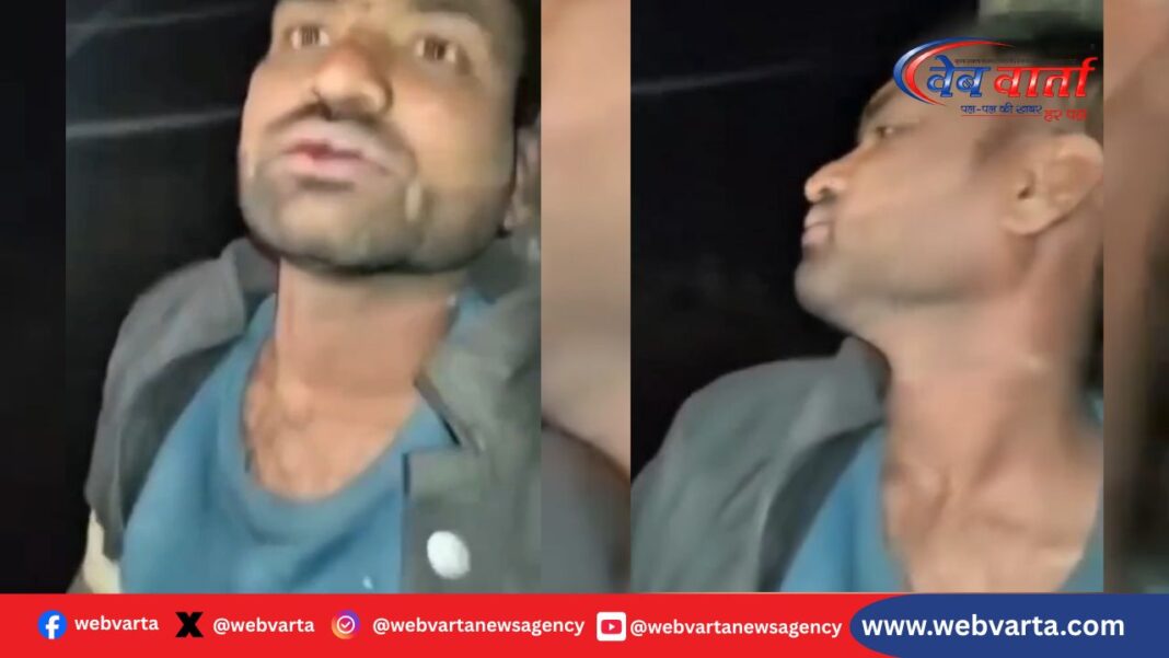 सिद्धार्थनगर के डुमरियागंज में युवक को पेड़ से बांधकर पीटते ग्रामीण