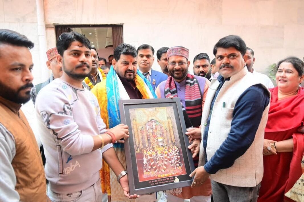 Brijbhushan Sharan Singh visited Hanuman Garhi temple