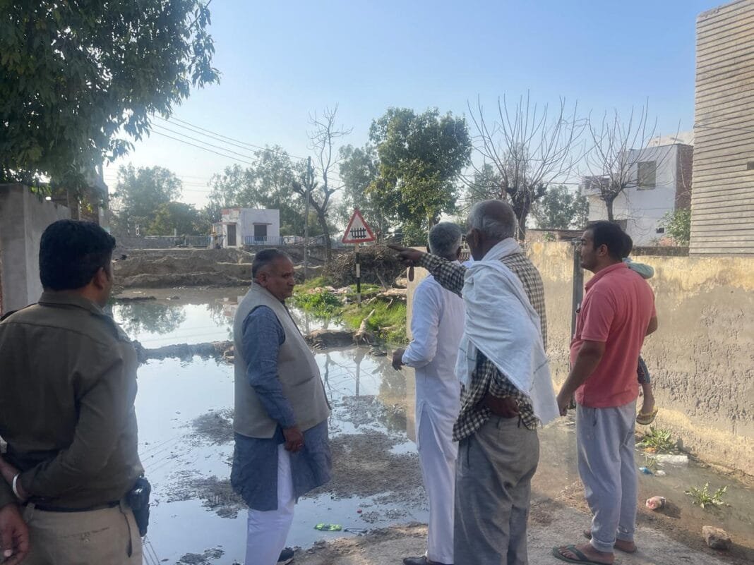 Sonipat mayor candidate Rajiv Jain reached Jagdishpur to see the problem related to water drainage