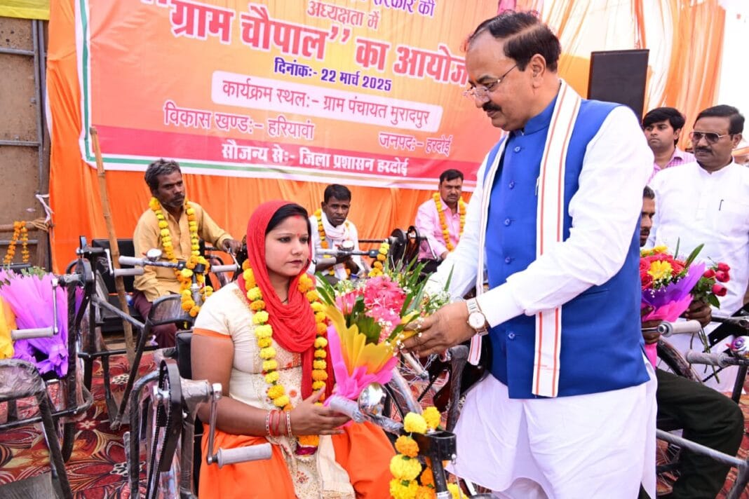 Deputy CM Keshav Prasad Maurya distributed tool kits and certificates to the beneficiaries of the schemes in Hardoi
