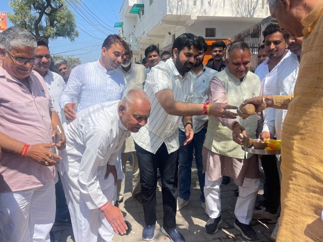 MLA Pawan Kharkhoda and Mayor Rajiv Jain inaugurated the sewer line in Liwan village