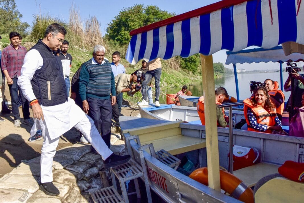 Pravesh Verma at Yamuna दिल्ली : मंत्री प्रवेश वर्मा ने लिया यमुना की सफाई का जायजा