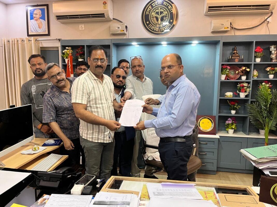 The journalists handed over a memorandum addressed to the Chief Minister to the District Magistrate