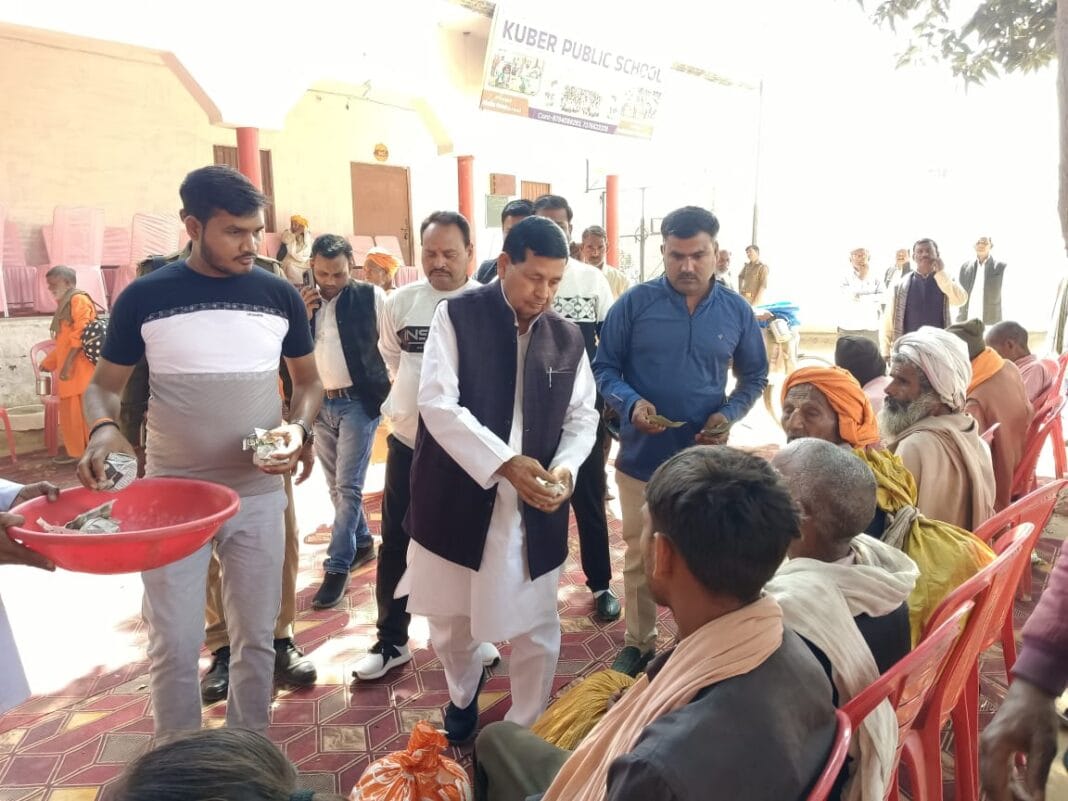 The third stop of 84 Kosi Parikrama reached Kothawan, MP and MLA welcomed the saints by garlanding them