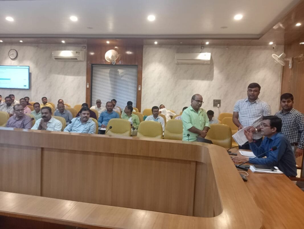 90 अफसरों पर गिर सकती है गाज, शिकायत निस्तारण में लापरवाही पर एडीएम सख्त आईजीआरएस कार्यशाला में चेतावनी: असंतोषजनक फीडबैक पर होगी कार्रवाई