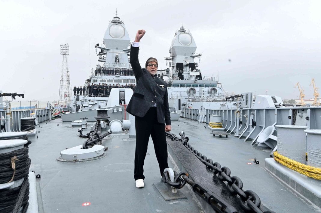 अमिताभ बच्चन नौसेना युद्धपोत पर