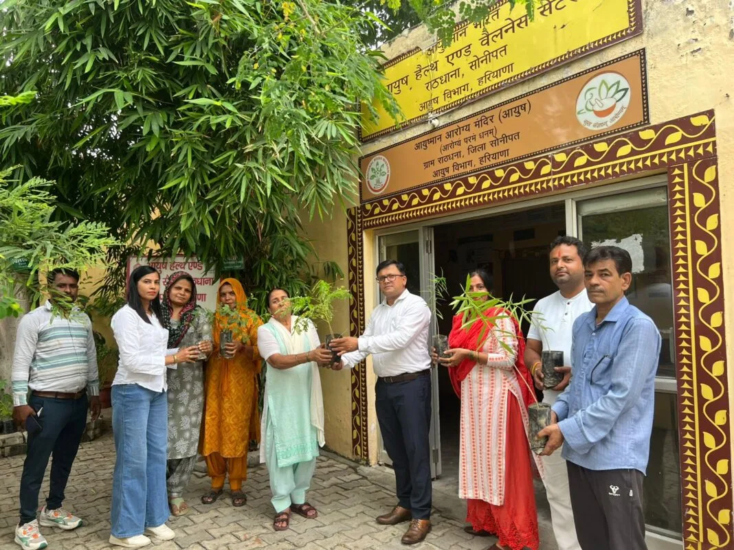 Ayush Department organized medicinal plant distribution program under the campaign 'Ek Paudha Maa Ke Naam'