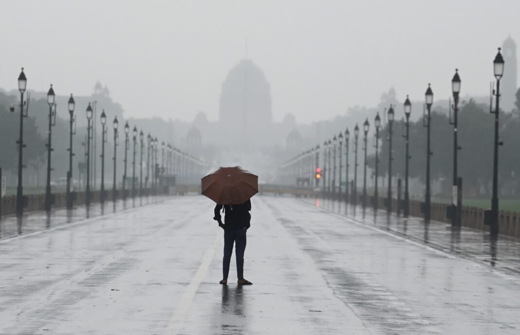 दिल्ली-एनसीआर में भारी बारिश के बाद जलभराव और सड़क पर फंसी गाड़ियां