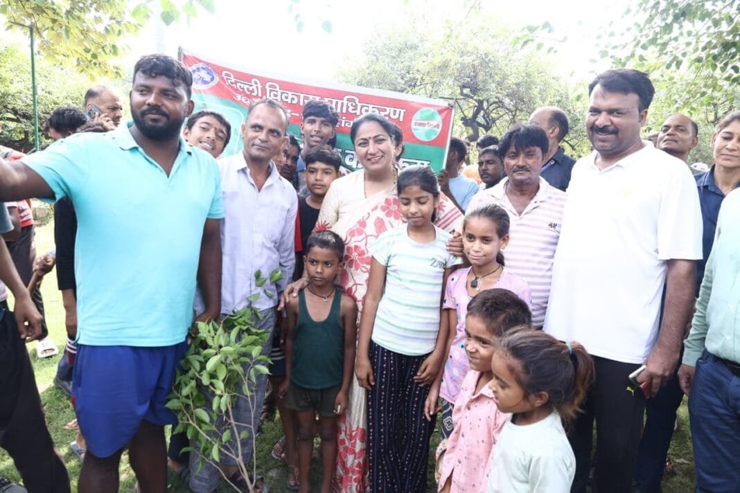 मुख्यमंत्री ने एक पेड़ मां के नाम पर लगाया पाैधा, स्वच्छता अभियान में हिस्सा लेने का किया आग्रह