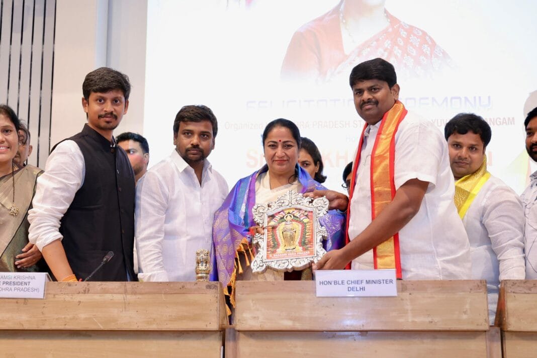 मुख्यमंत्री रेखा गुप्ता को सम्मानित करते वैश्य समाज के प्रतिनिधि