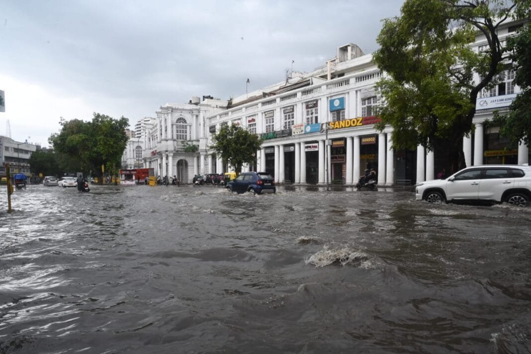 दिल्ली-एनसीआर में भारी बारिश के चलते ट्रैफिक जाम और दीवार गिरने की घटना