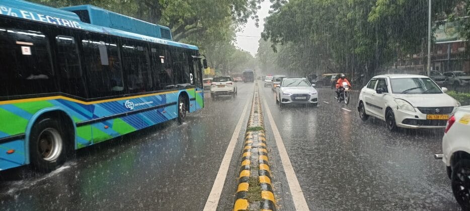 दिल्ली-एनसीआर में भारी बारिश के चलते ट्रैफिक जाम और दीवार गिरने की घटना