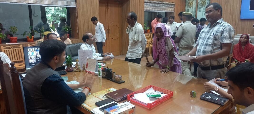 हरदोई डीएम की जनसुनवाई में वृद्ध, विधवा, दिव्यांगजन और आयुष्मान योजना से जुड़े मामलों पर मिला त्वरित समाधान