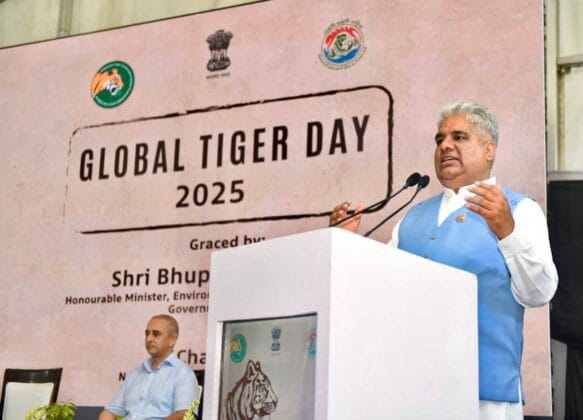 भूपेंद्र यादव दिल्ली चिड़ियाघर में बच्चों को पर्यावरण का महत्व समझाते हुए