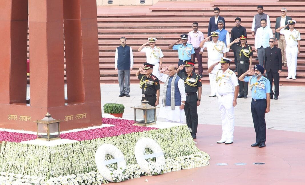 कारगिल विजय दिवस पर द्रास में दो केंद्रीय मंत्रियों, सेना प्रमुख ने पुष्पांजलि अर्पित की