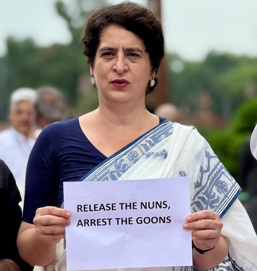 प्रियंका गांधी संसद के बाहर विरोध प्रदर्शन करती हुईं