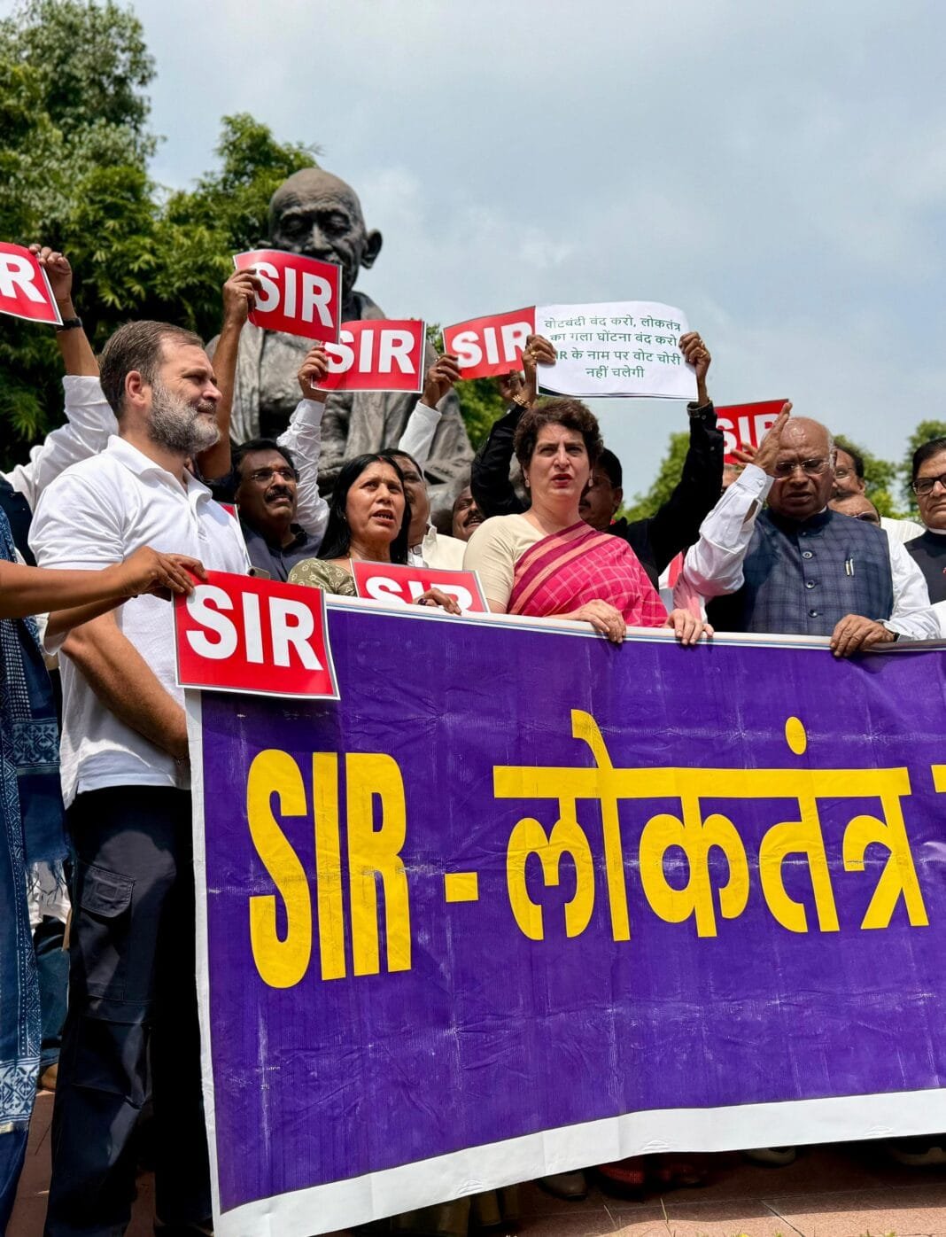 बिहार एसआईआर को लेकर इंडी गठबंधन का संसद परिसर में प्रदर्शन, चुनाव आयोग पर उठाए सवाल