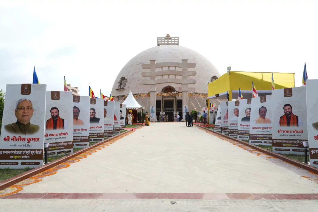 State-04 मुख्यमंत्री नीतीश कुमार वैशाली में भगवान बुद्ध के अस्थि अवशेष की स्थापना के अवसर पर पूजा करते हुए