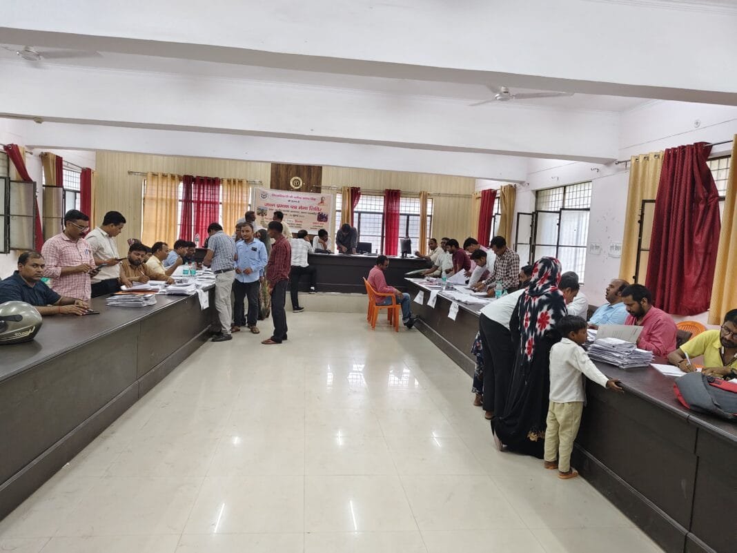 Teachers and parents preparing documents for birth certificate in the Jalalabad Tehsil auditorium तहसील सभागार में जन्म प्रमाण पत्र के लिए दस्तावेज तैयार कराते शिक्षक व अभिभावक