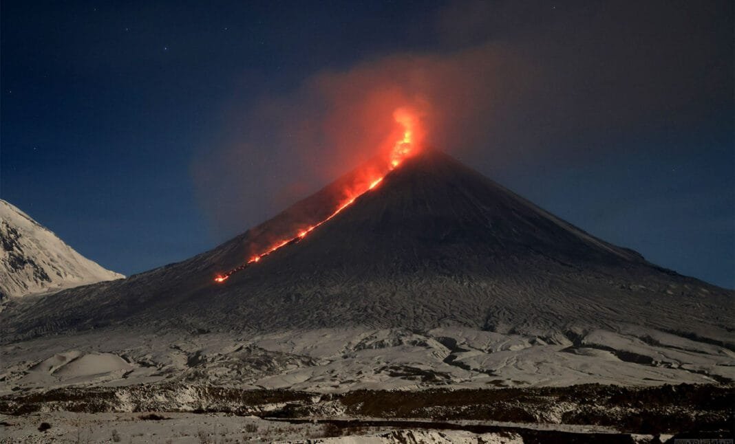 रूस में फटा क्लुचेव्स्कॉय ज्वालामुखी से निकलता लावा और धुआं