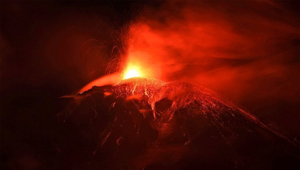 रूस में फटा क्लुचेव्स्कॉय ज्वालामुखी से निकलता लावा और धुआं