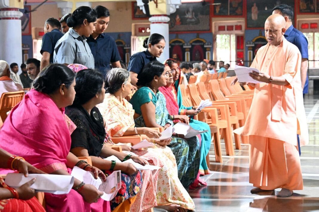 जनता दर्शन में सीएम योगी